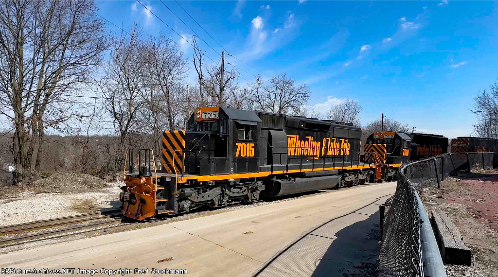 WE 7015 is back on the Wheeling and pulls off the Connection.